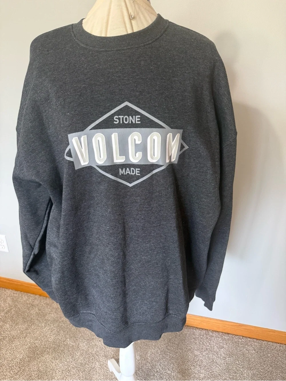 Men’s XL Volcom sweatshirt